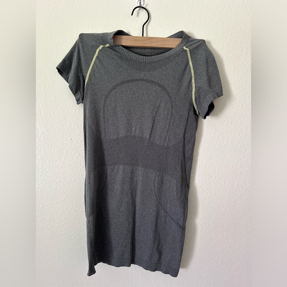 Lululemon Swiftly Tech short sleeve, fits size 6/8
